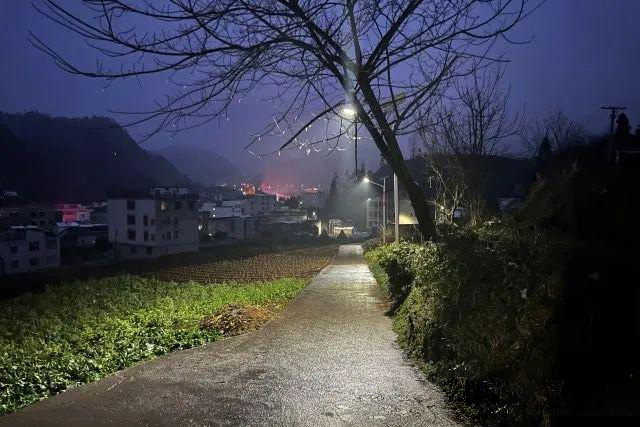 200盏太阳能路灯照亮云南昭通镇雄县雨河镇---丰朗光电