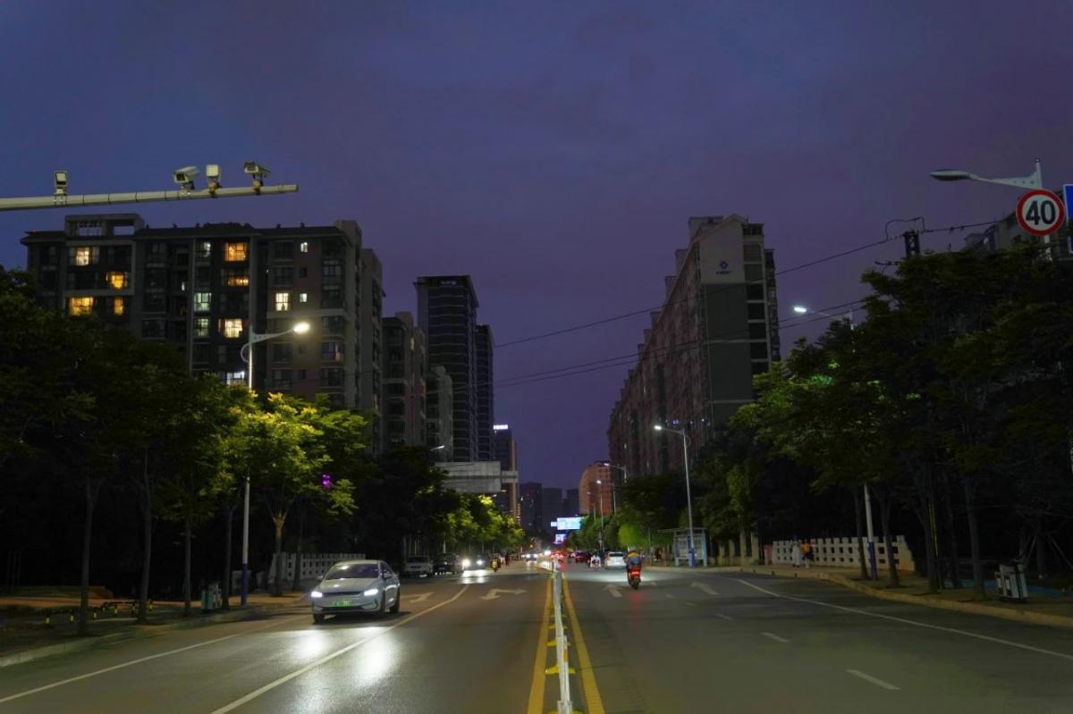 昆明度假区全力消除夜间照明盲区以照亮市民回家路---丰朗光电