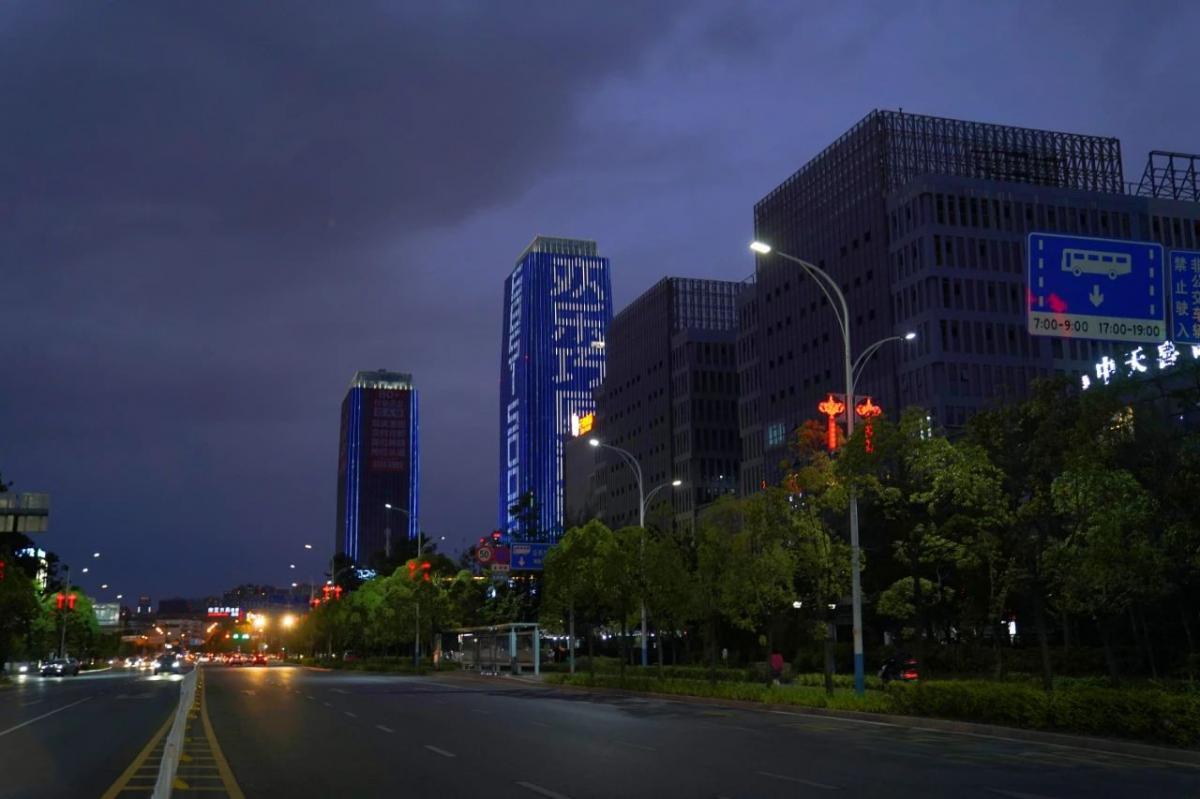 昆明度假区全力消除夜间照明盲区以照亮市民回家路---丰朗光电