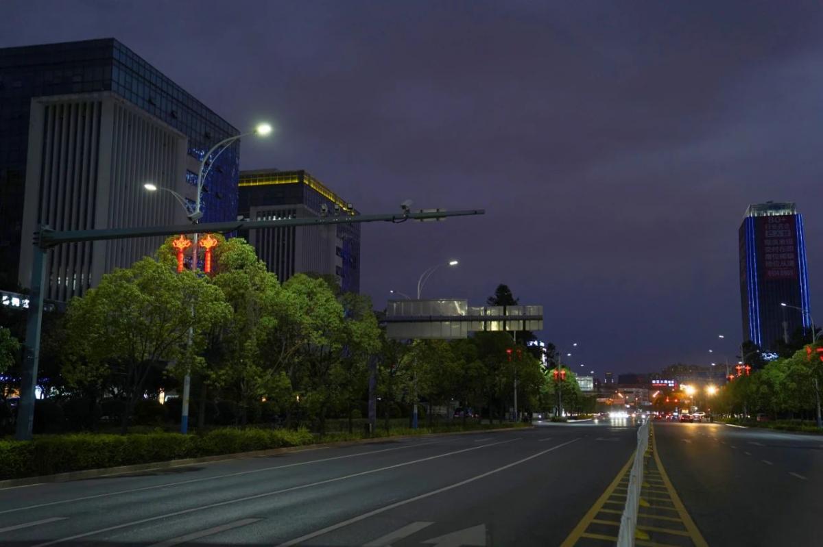 昆明度假区全力消除夜间照明盲区以照亮市民回家路---丰朗光电