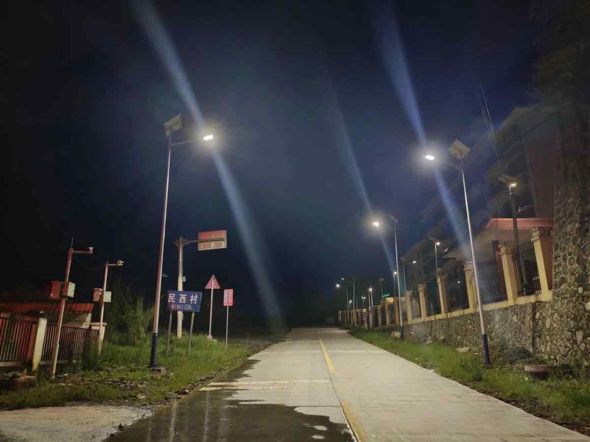 广西暖心路灯照亮群众出行路---丰朗光电
