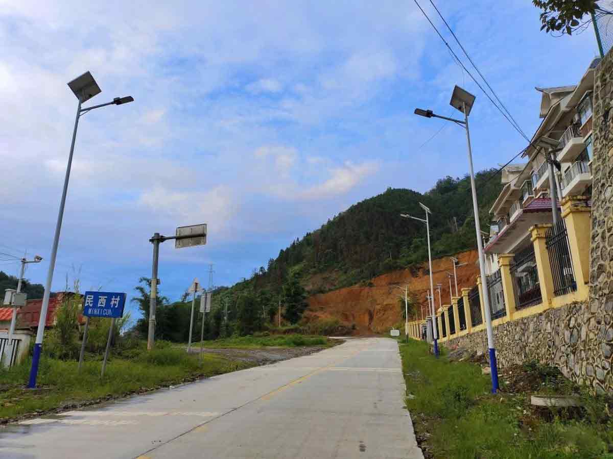 广西暖心路灯照亮群众出行路---丰朗光电